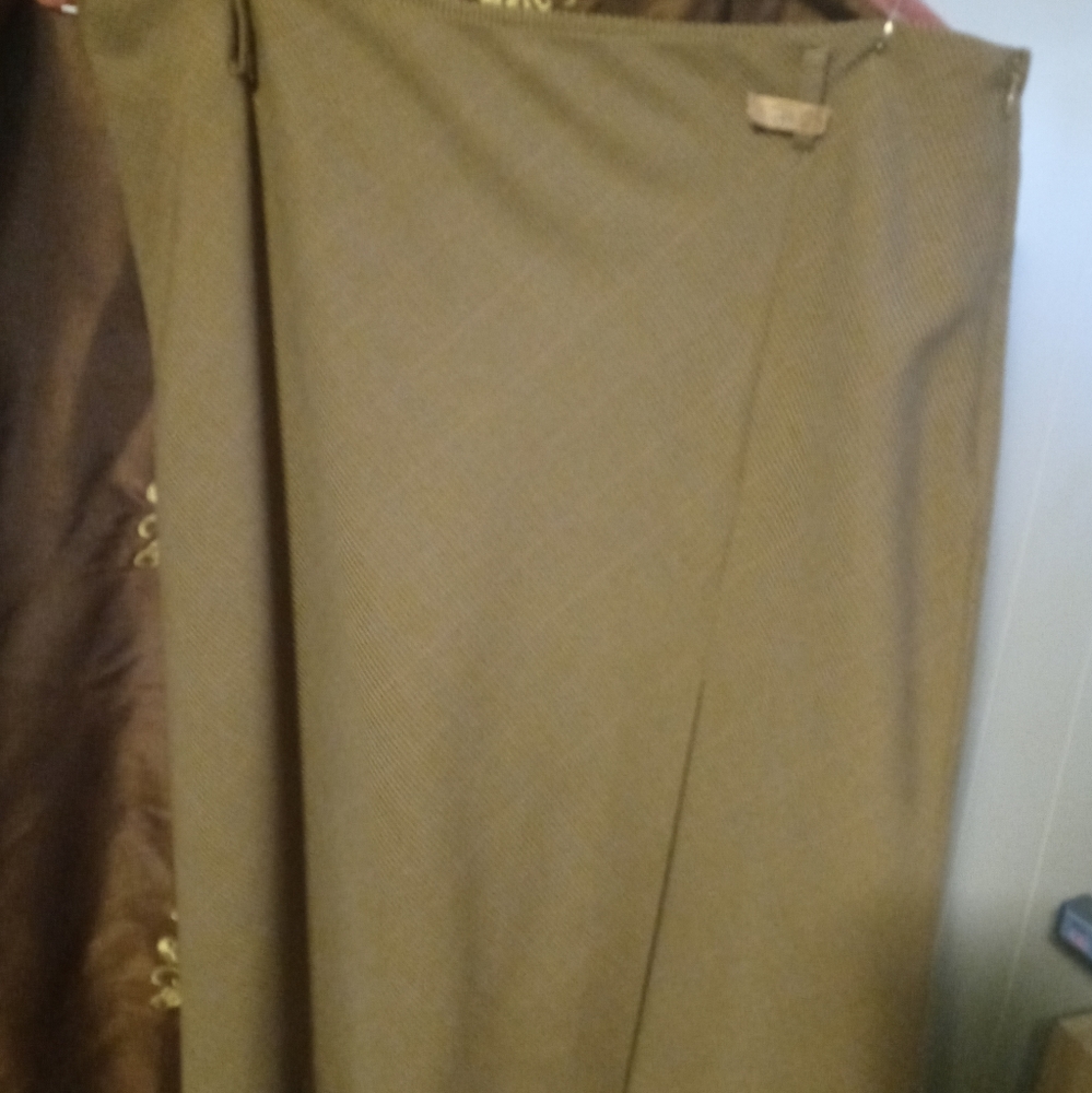 Jaclyn Smith brown skirt